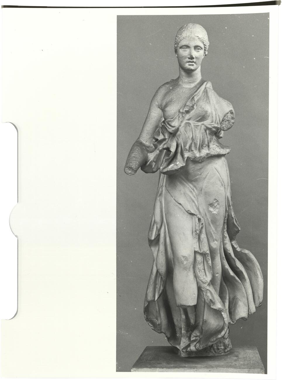 calco di scultura Statuetta di Nike. Acroterio sinistro del frontone orientale del tempio di Artemide a Epidauro 640 photo