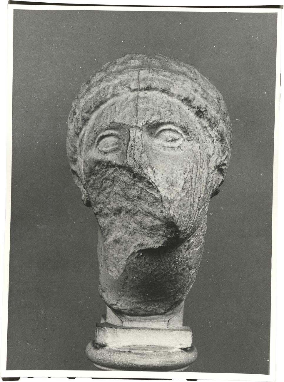 calco di scultura Testa femminile. Statua del frontone orientale
del Tempio di Asclepio a Epidauro 643 photo