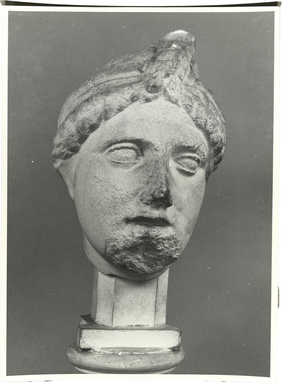 calco di scultura Testa di Amazzone. Statua del frontone
occidentale del Tempio di Asclepio a Epidauro 644 photo