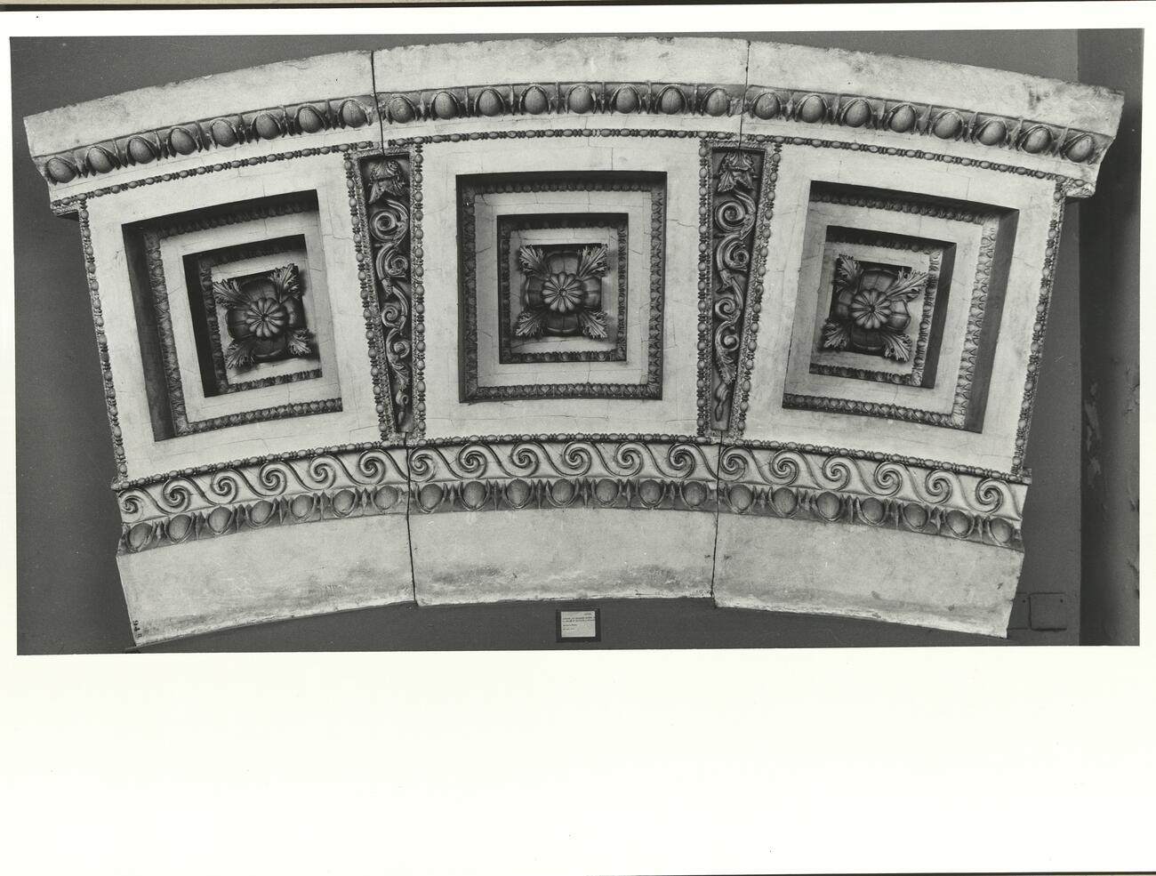calco di scultura Soffitto del colonnato interno
della Tholos (Thymele) di Epidauro 650 photo