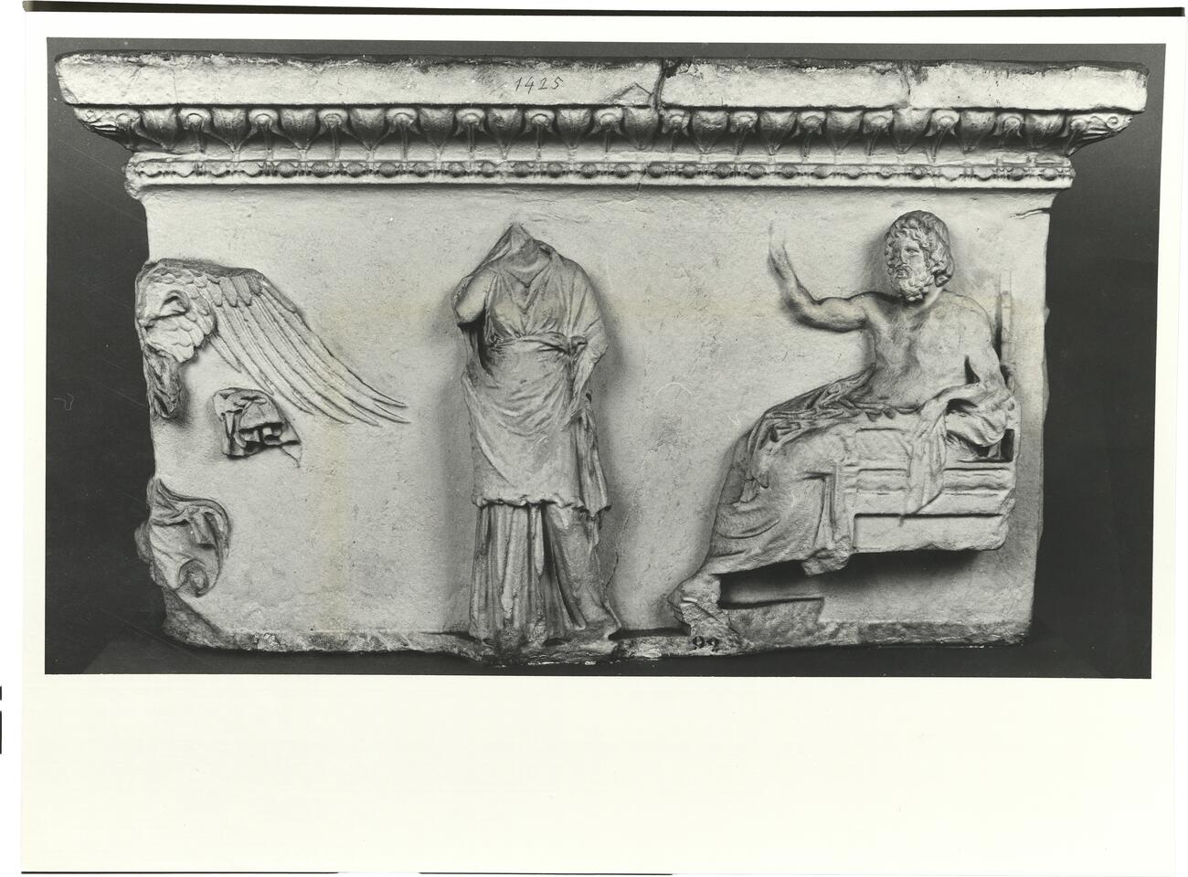calco di scultura Rilievo con divinità (Asclepio o Zeus, Igea, Epione o Era, Nike) 652 photo