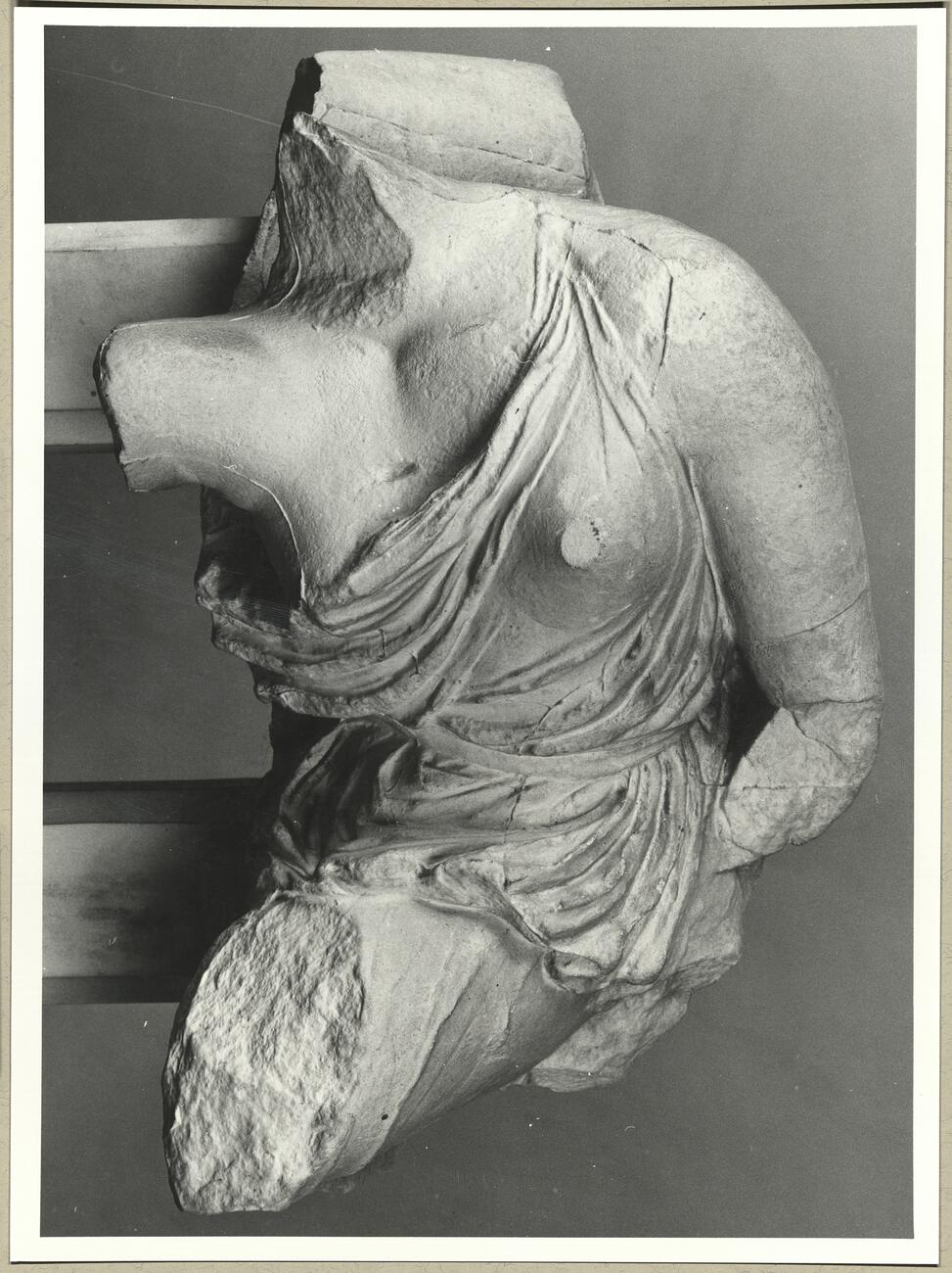 calco di scultura Amazzone ferita. Statua del frontone
occidentale del Tempio di Asclepio a Epidauro 653 photo