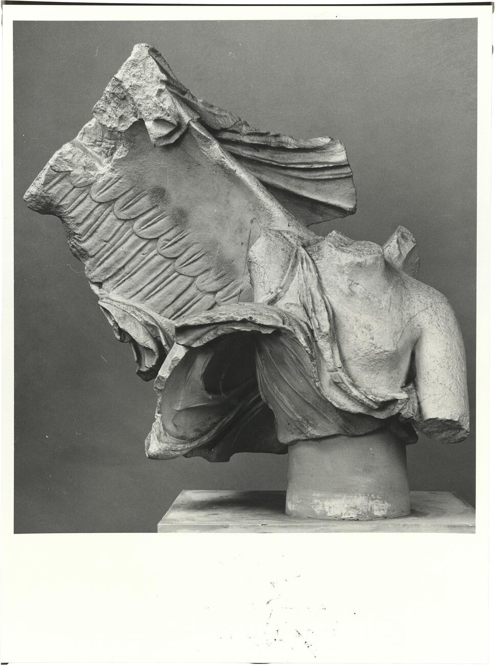 calco di scultura Torso di Nike. Acroterio destro (nord) del frontone orientale del Tempio di Asclepio a Epidauro 656 photo