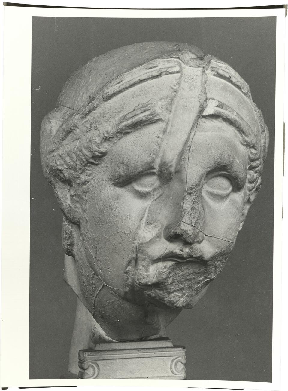 calco di scultura Testa maschile con elmo, frontone ovest del Tempio di Atena Alea a Tegea 696 photo