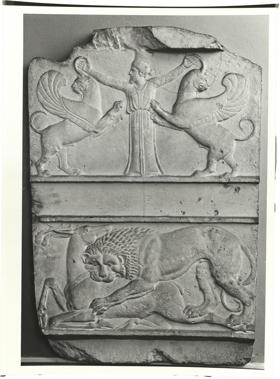 calco di scultura Rilievo di sedile decorato
con scene di lotta tra animali e un demone assiro 709 photo