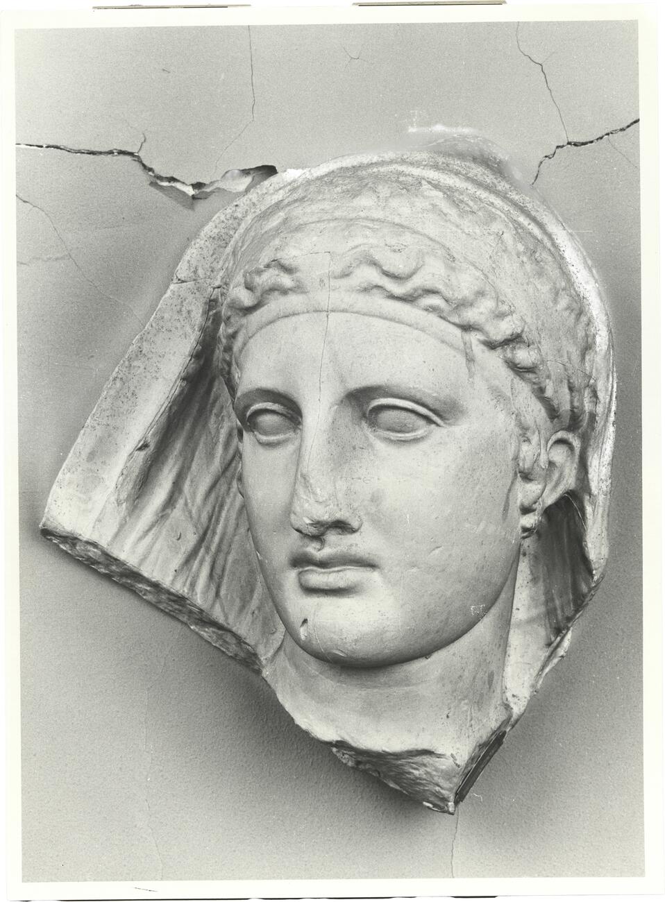 calco di scultura Frammento di stele con testa femminile 717 photo