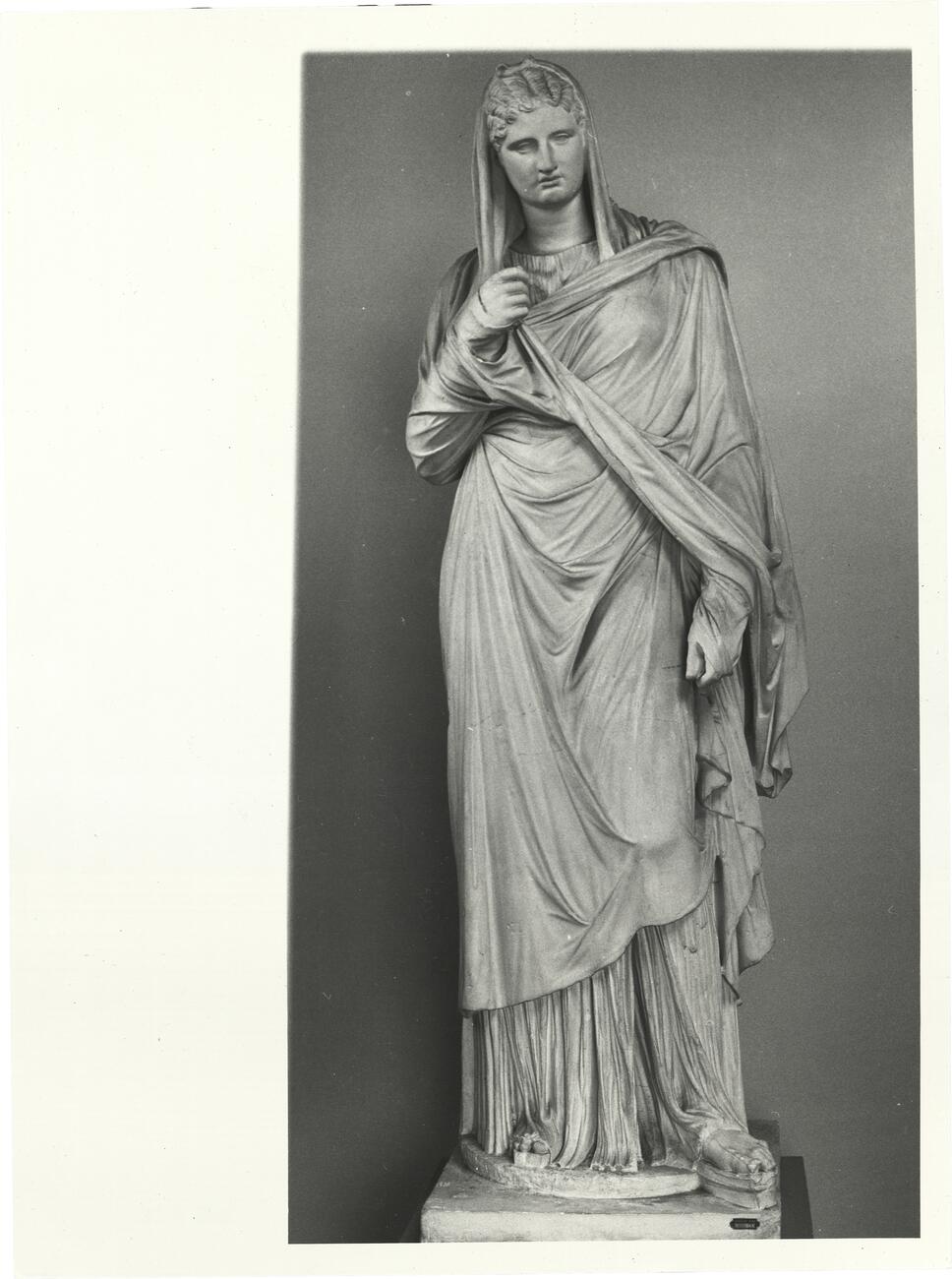 calco di scultura Statua femminile, c.d. Grande Ercolanese 722 photo