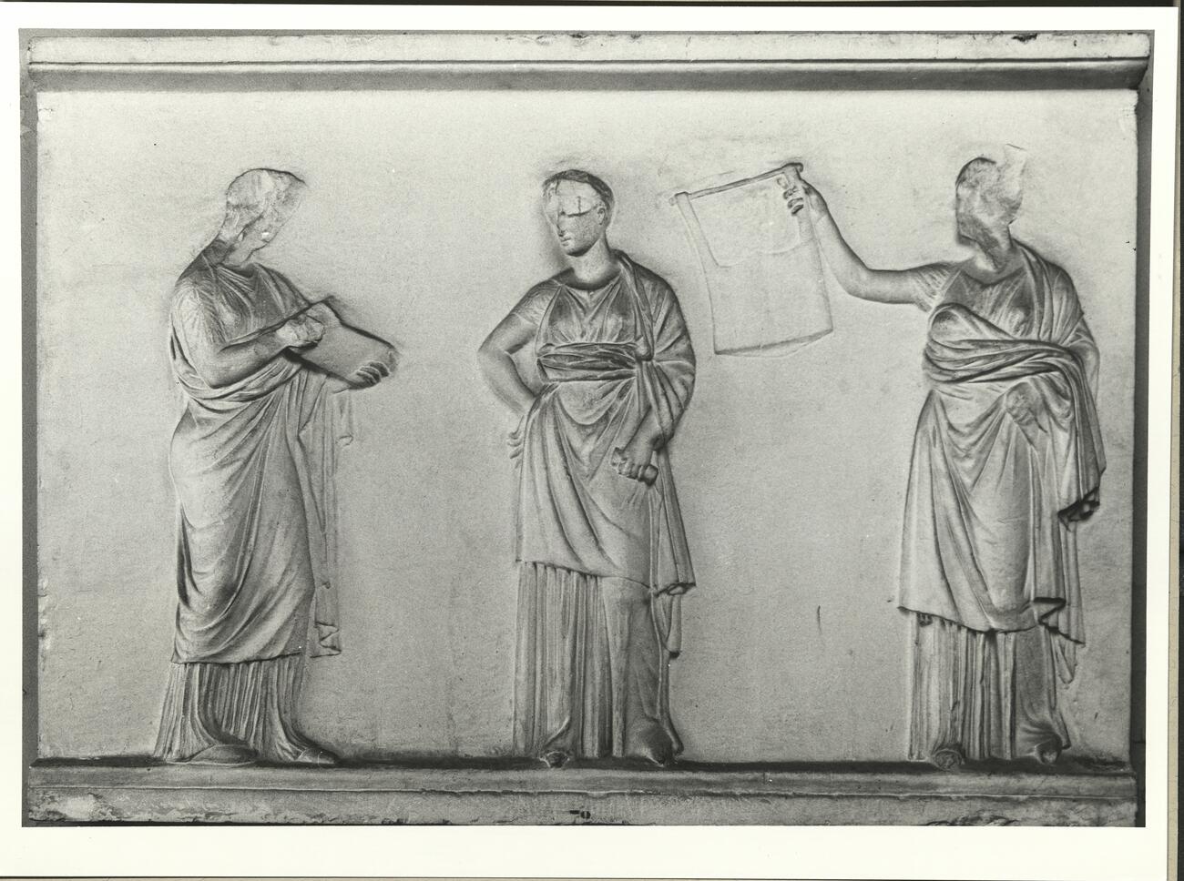 calco di scultura Base di Mantinea: tre Muse 750 photo