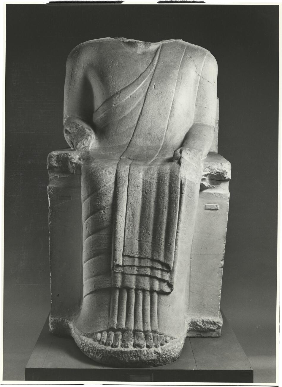 calco di scultura Statua seduta di Chares 93 photo