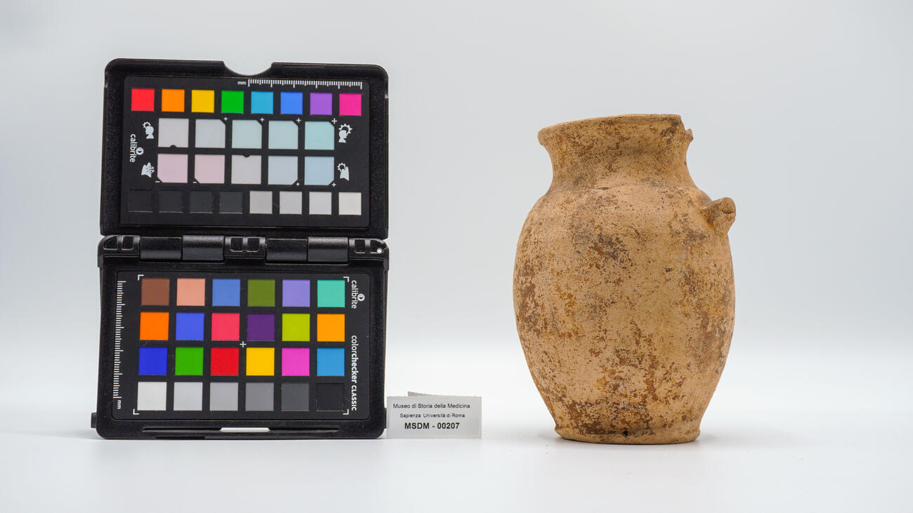 vaso con manico mancante 00207 photo