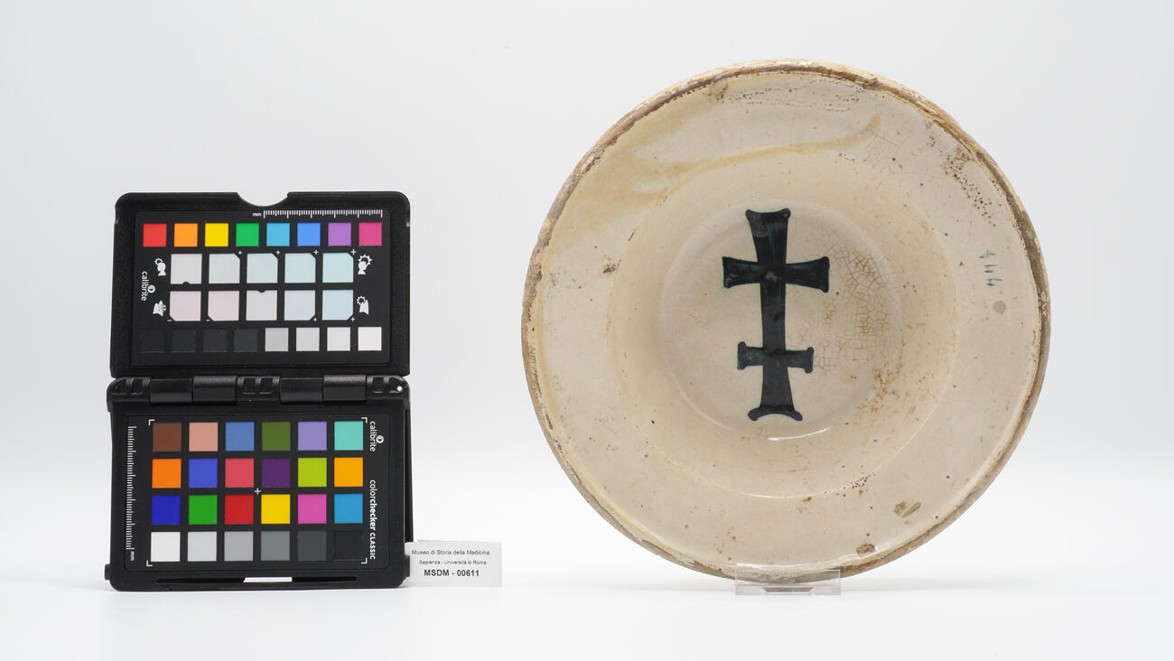 scodella con emblema 00611 photo