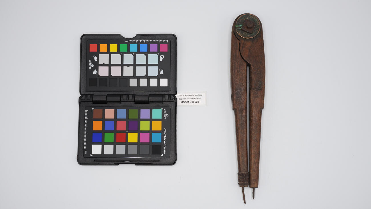 compasso in legno 00625 photo