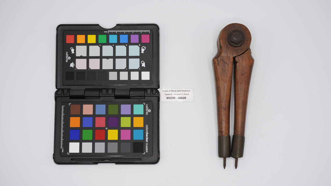 compasso in legno 00626 photo