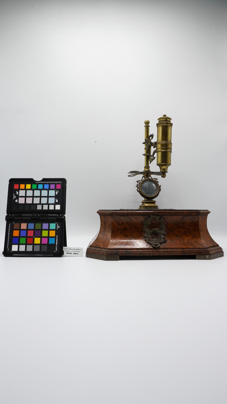 microscopio con sistema ottico 00675 photo